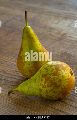 Giallo verdolino pere isolato su una tavola di legno con spazio di copia Foto Stock