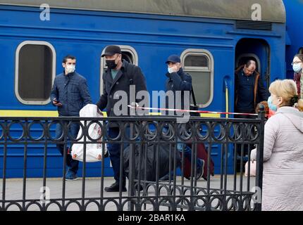 Kiev, Ucraina. 29 marzo 2020. Gli ucraini che sono stati evacuati in treno dalla Russia, a causa della diffusione del coronavirus COVID-19 sono visti al loro arrivo alla stazione centrale di Kiev, Ucraina, il 29 marzo 2020. I cittadini ucraini che, a causa di misure restrittive in relazione alla quarantena a causa del coronavirus diffuso COVID-19 non sono in grado di attraversare il confine, sono stati evacuati dal treno speciale dalla Russia. Credit: Serg Glovny/ZUMA Wire/Alamy Live News Foto Stock