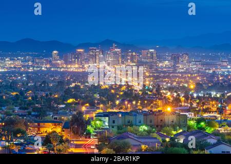 Phoenix, Arizona, Stati Uniti d'America centro città al crepuscolo. Foto Stock