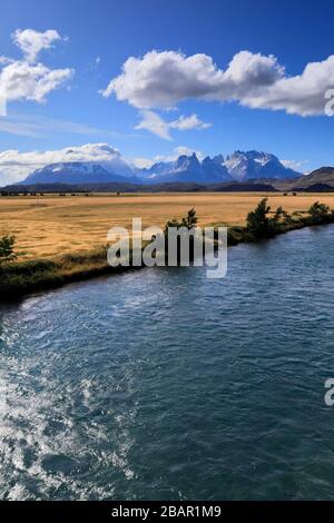 Vista del Cerro Paine Grande e della Cordillera De Paine sul fiume Serrano, Torres de Paine, regione di Magallanes, Patagonia, Cile Foto Stock