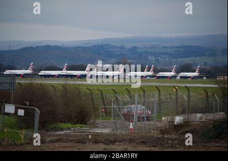 Glasgow, Regno Unito. 27 marzo 2020. Nella foto: L'aereo della British Airways Airbus è a terra sull'asfalto dell'aeroporto di Glasgow. Il gruppo di aeromobili Airbus comprende Airbus A321, A320 e un aeromobile A319. Credit: Colin Fisher/Alamy Live News. Foto Stock