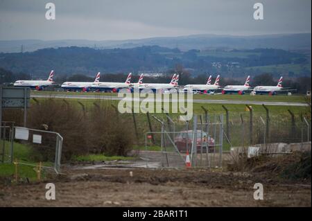 Glasgow, Regno Unito. 27 marzo 2020. Nella foto: L'aereo della British Airways Airbus è a terra sull'asfalto dell'aeroporto di Glasgow. Il gruppo di aeromobili Airbus comprende Airbus A321, A320 e un aeromobile A319. Credit: Colin Fisher/Alamy Live News. Foto Stock