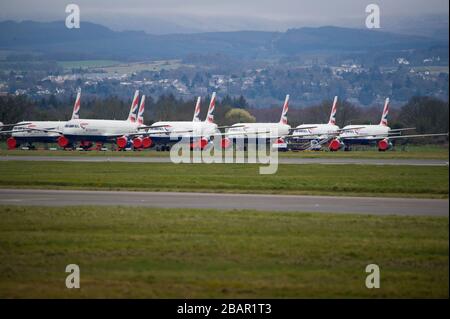 Glasgow, Regno Unito. 27 marzo 2020. Nella foto: L'aereo della British Airways Airbus è a terra sull'asfalto dell'aeroporto di Glasgow. Il gruppo di aeromobili Airbus comprende Airbus A321, A320 e un aeromobile A319. Credit: Colin Fisher/Alamy Live News. Foto Stock