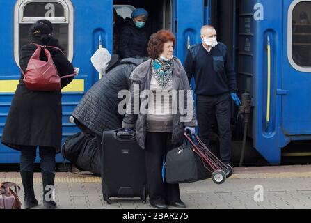 Kiev, Ucraina. 29 marzo 2020. Gli ucraini che sono stati evacuati in treno dalla Russia, a causa della diffusione del coronavirus COVID-19 sono visti al loro arrivo alla stazione centrale di Kiev, Ucraina, il 29 marzo 2020. I cittadini ucraini che, a causa di misure restrittive in relazione alla quarantena a causa del coronavirus diffuso COVID-19 non sono in grado di attraversare il confine, sono stati evacuati dal treno speciale dalla Russia. Credit: Serg Glovny/ZUMA Wire/Alamy Live News Foto Stock