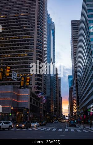 Philadelphia, PA/USA-29 febbraio 2020: Un tramonto si illumina su un affollato incrocio tra Market Street e 15th Street, guardando verso ovest dal Municipio. Foto Stock