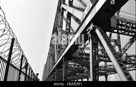 Ponte a traliccio in acciaio e recinzione Foto Stock