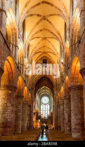 Vista interna della Cattedrale di St Magnus, Kirkwall, Orkney, Scozia, Regno Unito. È la cattedrale più settentrionale del Regno Unito. Foto Stock