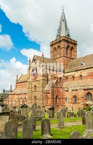 La Cattedrale di St Magnus domina lo skyline di Kirkwall, Orkney, Scozia, Regno Unito. È la cattedrale più settentrionale del Regno Unito. Foto Stock