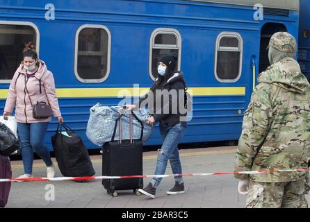 Kiev, Ucraina. 29 marzo 2020. Gli ucraini che sono stati evacuati in treno dalla Russia, a causa della diffusione del coronavirus COVID-19 sono visti al loro arrivo alla stazione centrale di Kiev, Ucraina, il 29 marzo 2020. I cittadini ucraini che, a causa di misure restrittive in relazione alla quarantena a causa del coronavirus diffuso COVID-19 non sono in grado di attraversare il confine, sono stati evacuati dal treno speciale dalla Russia. Credit: Serg Glovny/ZUMA Wire/Alamy Live News Foto Stock