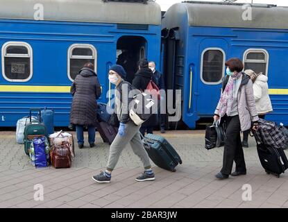 Kiev, Ucraina. 29 marzo 2020. Gli ucraini che sono stati evacuati in treno dalla Russia, a causa della diffusione del coronavirus COVID-19 sono visti al loro arrivo alla stazione centrale di Kiev, Ucraina, il 29 marzo 2020. I cittadini ucraini che, a causa di misure restrittive in relazione alla quarantena a causa del coronavirus diffuso COVID-19 non sono in grado di attraversare il confine, sono stati evacuati dal treno speciale dalla Russia. Credit: Serg Glovny/ZUMA Wire/Alamy Live News Foto Stock