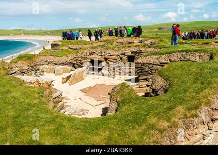 Skara Brae è un insediamento neolitico sulla baia di Skaill, Orkney, Scozia. Fu occupata tra il 3180 a.C. e il 2500 a.C. Foto Stock