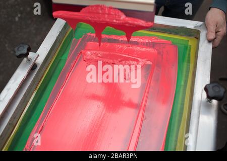 Stampa serigrafica. Serigrafia. Colori e tessuti. Vernice plastisol e spatola. Foto Stock