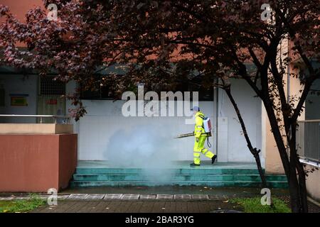 Hefei, provincia cinese di Anhui. 29 marzo 2020. Un membro del personale conduce la disinfezione alla Jinhu Primary School di Hefei, capitale della provincia di Anhui, Cina orientale, il 29 marzo 2020. La Hefei Jinhu Primary School è stata disinfettata in modo completo, preparando la riapertura della scuola. Credit: Huang Bohan/Xinhua/Alamy Live News Foto Stock