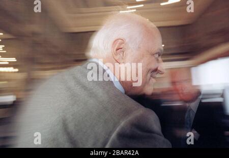 Sir James Goldsmith, leader del partito referendario, ha parlato con la stampa prima di una riunione di partito regionale al Caledonian Hotel di Edimburgo. Orafo nacque nel 1933 e divenne un imprenditore miliardario britannico e fondatore del partito euroscettico referendario britannico di breve durata, che era candidato alle elezioni generali del Regno Unito del 1997. Morì più tardi nello stesso anno in Spagna. Foto Stock