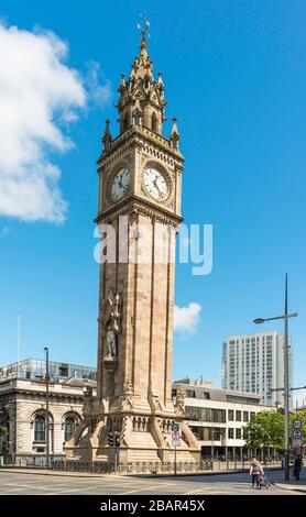 La torre dell'orologio pendente Albert Memorial è un punto di riferimento importante a Belfast, Irlanda del Nord, Regno Unito. Foto Stock