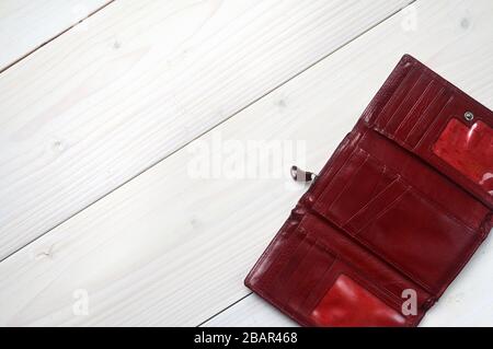 Borsetta in pelle marrone su sfondo di legno bianco Foto Stock