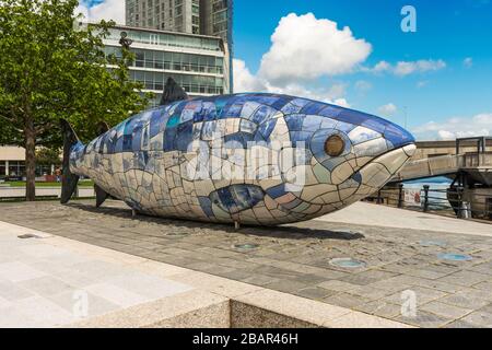 Il Big Fish (1999) è una scultura a mosaico in ceramica di John Kindness, situata a Donegall Quay, Belfast, Irlanda del Nord, Regno Unito. Foto Stock