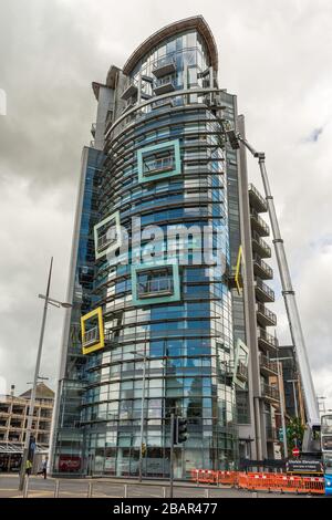 The Boat (2009) è un edificio residenziale a 14 piani situato in Queen's Square, Belfast, Irlanda del Nord, Regno Unito. Foto Stock
