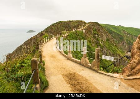 La Coupée, uno stretto istmo di terra tra il Grande Sark (primo piano) e Little Sark nelle Isole del canale Regno Unito. Strada costruita nel 1945 dai prigionieri tedeschi. Foto Stock