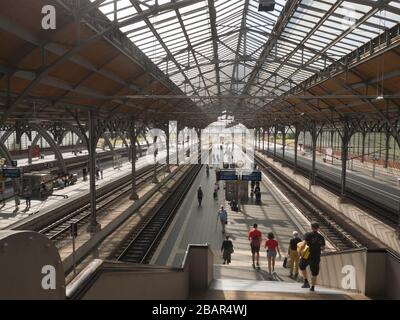 La stazione ferroviaria principale di Lûbeck Germania, un imponente edificio del 1908, piattaforme coperte Foto Stock