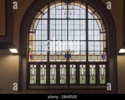 La stazione ferroviaria principale di Lûbeck Germania, un imponente edificio del 1908, vetrate nella facciata Foto Stock