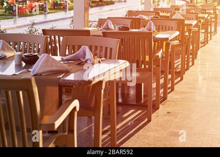 Terrazza vuota all'aperto al tramonto durante la quarantena del coronavirus. Luogo pubblico chiuso a causa di covid-19 focolaio Foto Stock