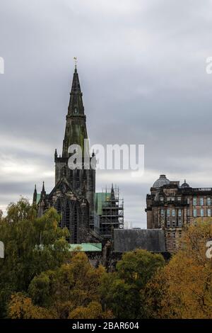 Glasgow, Scozia, Regno Unito. 5th novembre 2019: Cattedrale di Glasgow, di fronte alla Necropoli di Glasgow. Foto Stock
