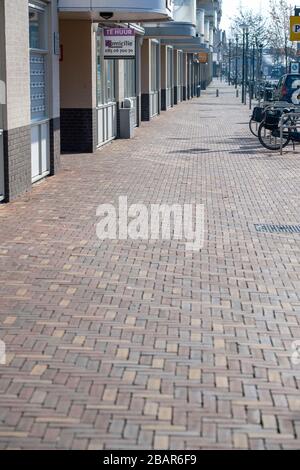 Strada vuota nel centro della città di Veenendaal, Paesi Bassi, a causa della chiusura dei negozi e la gente che rimane all'interno a causa del coronavirus Foto Stock