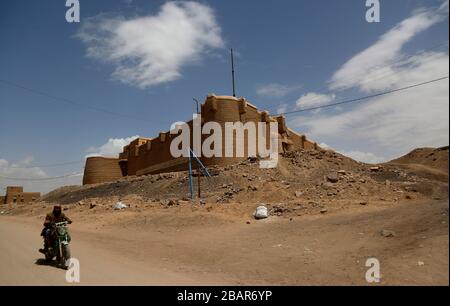 Saada, Yemen. 19 Mar 2020. Un uomo guida la sua moto vicino al castello di al-Qashla nella provincia di Saada, Yemen, 19 marzo 2020. PER ANDARE CON 'caratteristica: Il castello storico dello Yemen in Saada si leva a rischio' Credit: Mohammed Mohammed/Xinhua/Alamy Live News Foto Stock