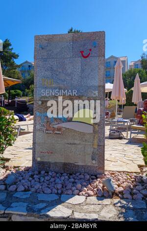 Un cartello fuori dall'hotel Tui Sensimar Kalamota Island Resort, Koločep, Isole Elaphiti, Croazia, Europa Foto Stock