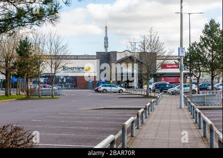 Bandon, West Cork, Irlanda. 29 marzo 2020. Il parcheggio del centro commerciale Riverview è stato quasi abbandonato questa mattina il giorno 2 dell'ordine obbligatorio "giorno a casa" del governo. L'ordine è in vigore fino al 12 aprile. Credit: Andy Gibson/Alamy Live News Foto Stock