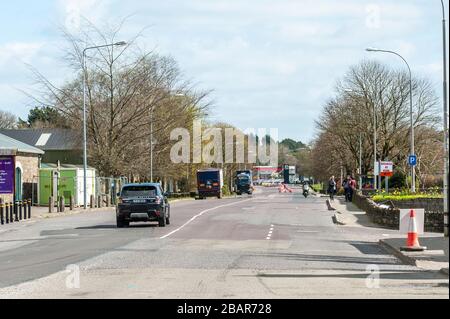 Bandon, West Cork, Irlanda. 29 marzo 2020. Le auto percorrono una strada di Bandon quasi deserta fino a Cork questa mattina il giorno 2 dell'ordine obbligatorio "giorno a casa" del governo. L'ordine è in vigore fino al 12 aprile. Credit: Andy Gibson/Alamy Live News Foto Stock