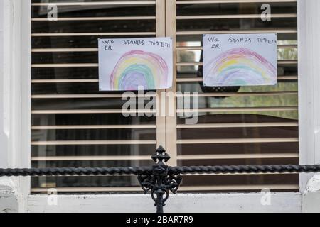 Londra, Regno Unito. 29 marzo 2020. Disegni arcobaleno e altri messaggi di sostegno in finestre - UN 'simbolo di speranza' ispirato da un disegno di Sir Peter Blake, l'artista che ha progettato la copertina della Sgt dei Beatles. Pepper album. Lo Standard della sera ha chiesto a Sir Peter di creare la sua versione mentre è in isolamento. Il "blocco" continua a Clapham - epidemia di Coronavirus (Covid 19) a Londra. Credit: Guy Bell/Alamy Live News Foto Stock