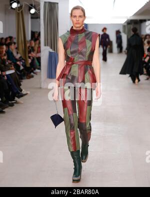 Fashion designer Richard Malone nuova collezione moda catwalk autunno inverno 2020 durante la London Fashion Week AW20 FW20 Foto Stock