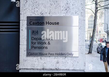 Department for Work & Pensions Building, Caxton House, Westminster. Cartello d'ingresso esterno dell'ufficio governativo del Regno Unito. Foto Stock