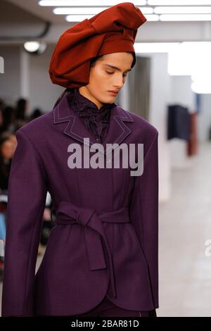 Fashion designer Richard Malone nuova collezione moda catwalk autunno inverno 2020 durante la London Fashion Week AW20 FW20 Foto Stock