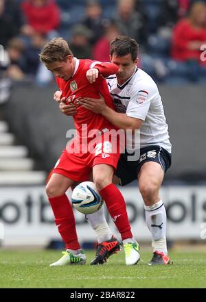 Scott Allan di Milton Keynes Dons e Bailey Wright di Preston North End (a destra) combattono per la palla Foto Stock