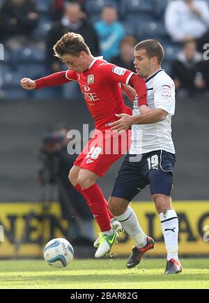 Scott Allan di Milton Keynes Dons (a sinistra) e John Welsh di Preston North End combattono per la palla Foto Stock