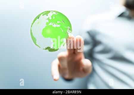 Mano umana che tiene il mondo nelle mani Foto Stock