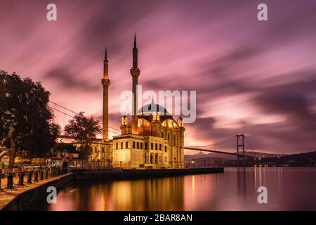 La Moschea Ortakoy e Ponte sul Bosforo a sunrise, Istanbul, Turchia Foto Stock