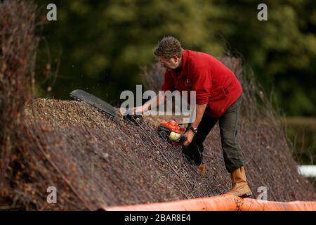 Si preparano i salti al Lingfield Park Racecourse Foto Stock