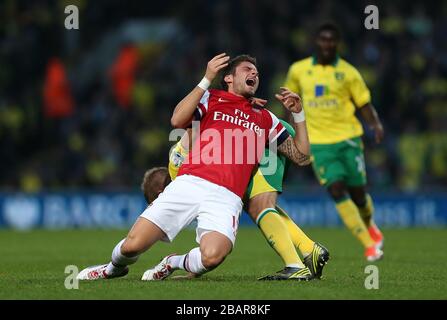 Olivier Giroud (davanti) dell'Arsenal si mette in groviglio con Michael Turner di Norwich City Foto Stock