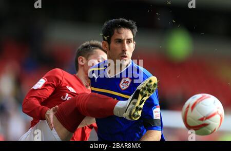 Radoslaw Majewski (a sinistra) e Peter Whittingham (a destra) della città di Nottingham in azione Foto Stock