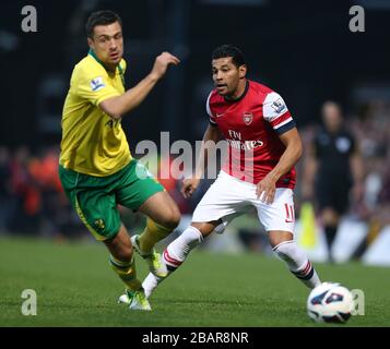 Russell Martin di Norwich City (a sinistra) e Clarindo Andre Santos dell'Arsenal (a destra) combattono per la palla Foto Stock