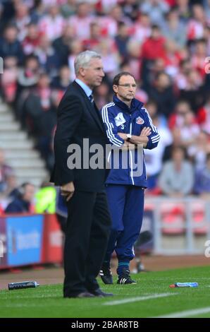 Il manager di Sunderland Martin o'Neill (a destra) e il manager di Newcastle United Alan Pardew (a sinistra) sulla linea di contatto Foto Stock