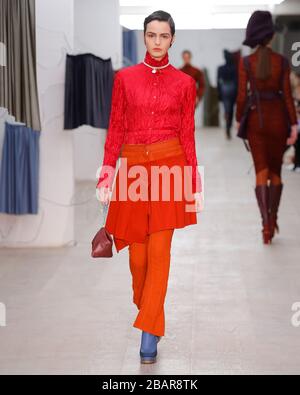 Fashion designer Richard Malone nuova collezione moda catwalk autunno inverno 2020 durante la London Fashion Week AW20 FW20 Foto Stock