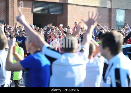 I fan di Sunderland e Newcastle fuori dallo Stadio di luce Foto Stock