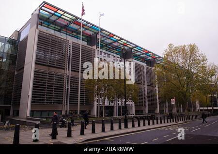 Logo Home Office e stemma presso l'ingresso principale - Dipartimento del governo britannico a Westminster Foto Stock