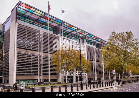 Logo Home Office e stemma presso l'ingresso principale - Dipartimento del governo britannico a Westminster Foto Stock