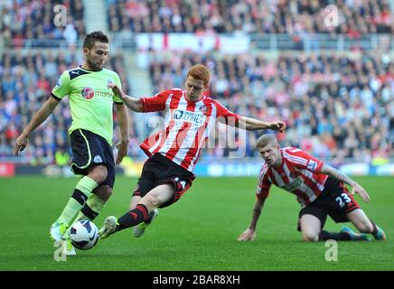 Sunderland's Jack Colback (al centro) scivola su Yohan Cabaye del Newcastle United (a sinistra) Foto Stock